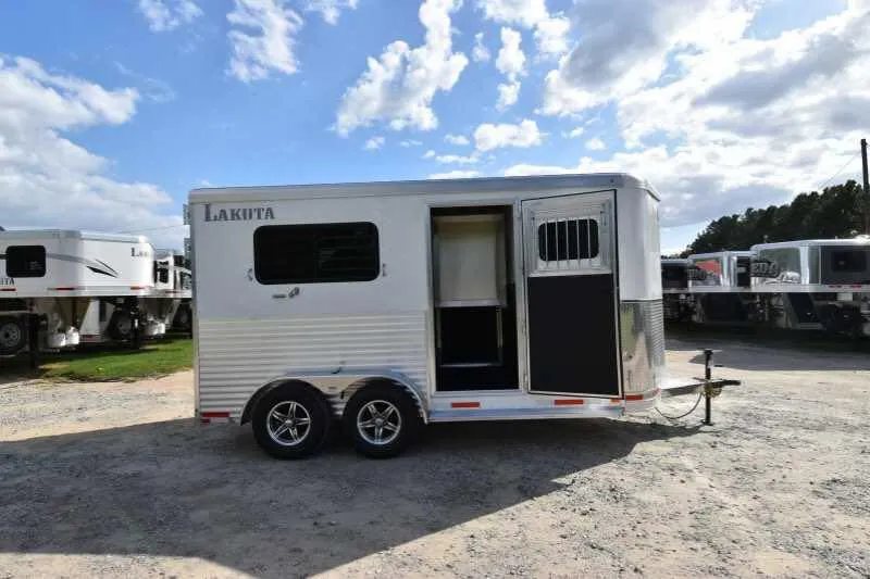 2018 Lakota 2HBPST 2 Horse Trailer – Dressing Room – Side view of the trailer with the tack room door open