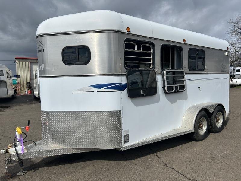 2000 Morgan Built 3 Horse Trailer – Bumper Pull – A three-quarter exterior view of a white horse trailer from the front left side