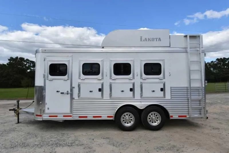 2018 Lakota 4 Horse Trailer – 2 ft Short Wall – Full profile of the left side of the trailer with all doors closed