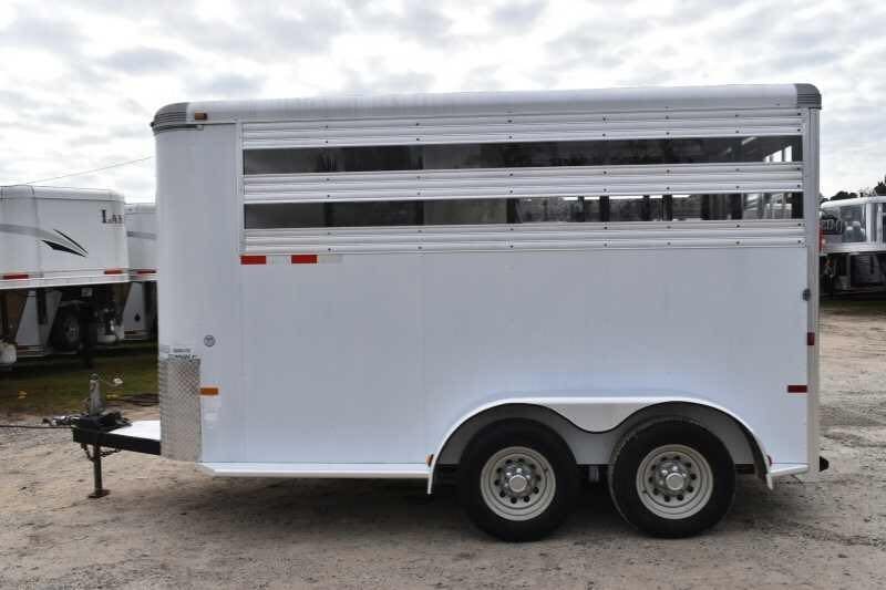 2005 Sundowner 2 Horse Trailer – Sunlite Straight Load – Full driver side view of the white horse trailer showing slat vents