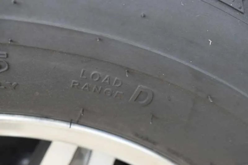 2018 Lakota 2HBPST 2 Horse Trailer – Dressing Room – Close-up of the tire sidewall showing the load range information