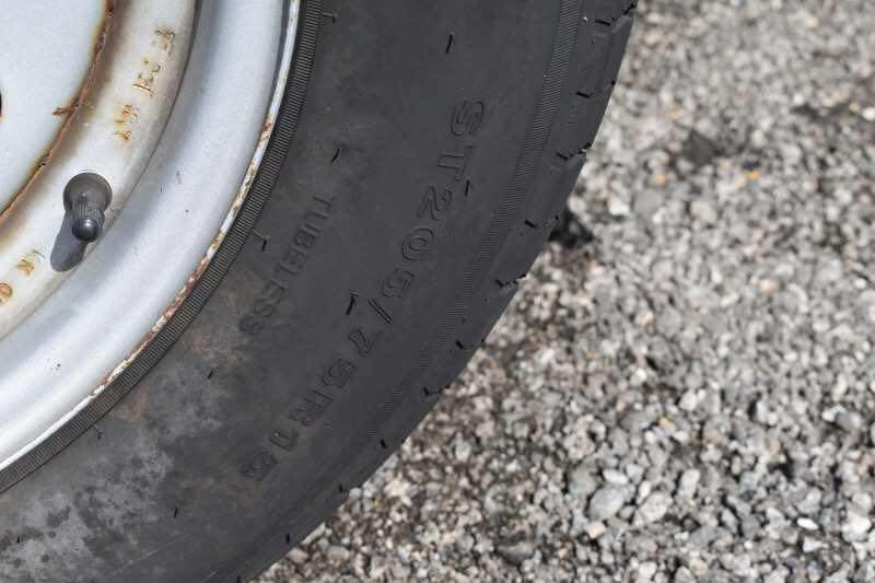 2005 Featherlite 2HST Horse Trailer – Walk-Through Dressing Room – Close up of trailer tire showing size specifications and rim edge