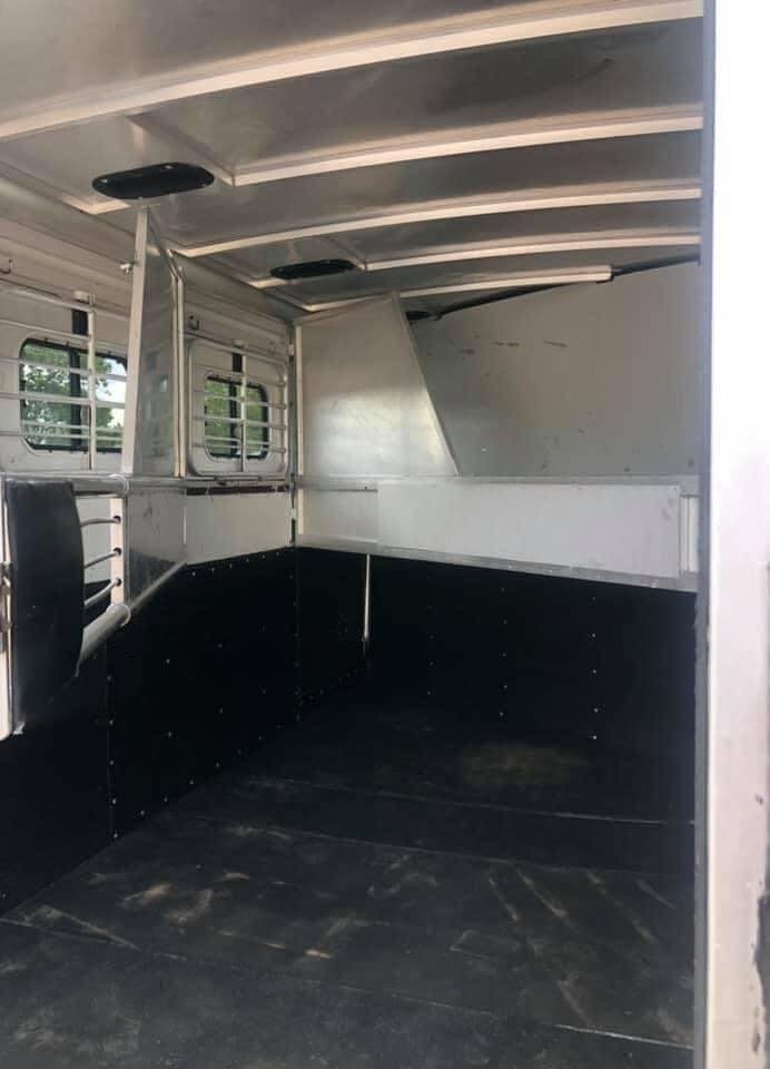 1998 Sundowner 3 Horse Slant Trailer – Dressing Room – Interior view showing the ceiling structure and horse stall partitions