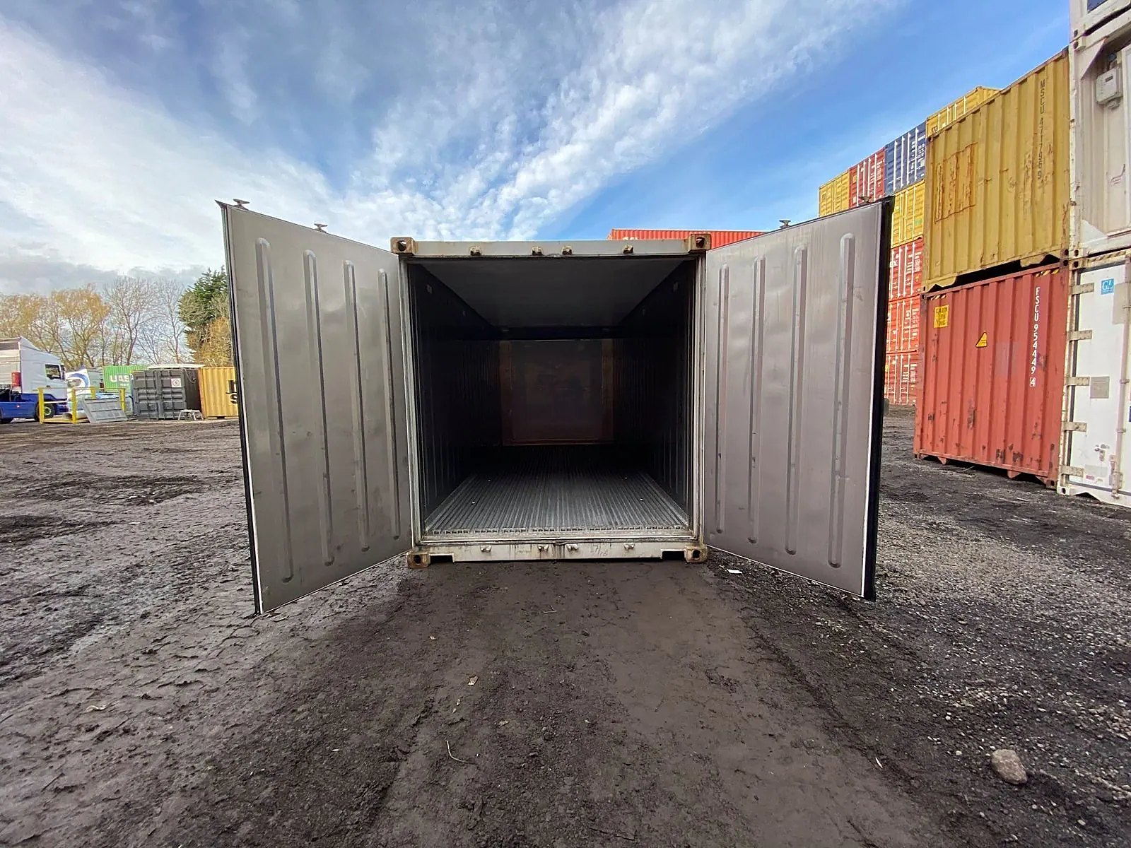 20ft Used Reefer Container – Wind & Watertight – Open refrigerated container doors revealing an empty interior and ribbed metal floor