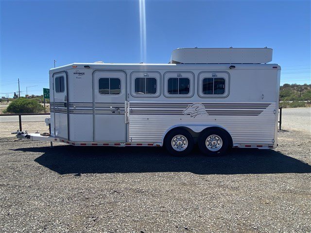 2000 Sooner 4 Horse Bumper Pull – Dressing Room, Awning – Full profile view of the driver side showing horse windows