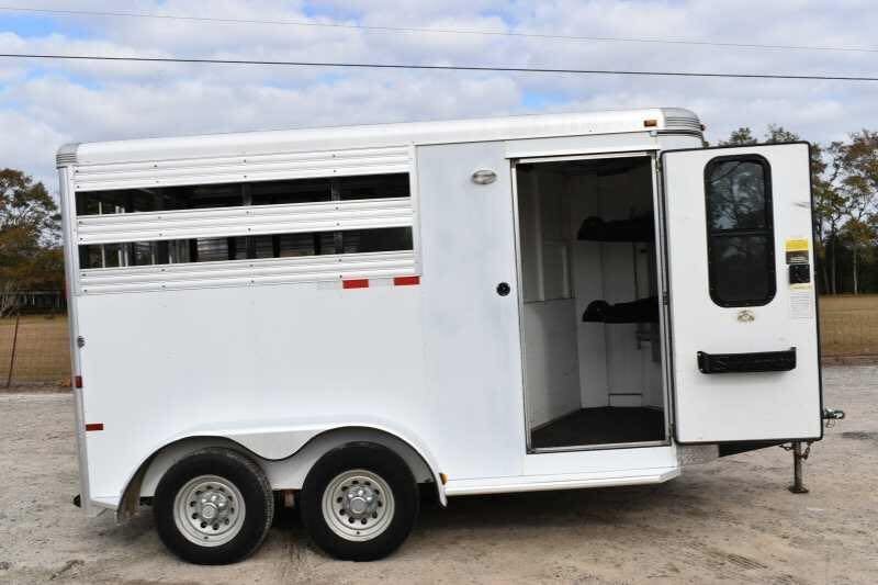 2005 Sundowner 2 Horse Trailer – Sunlite Straight Load – Full side view of trailer with the dressing room door open