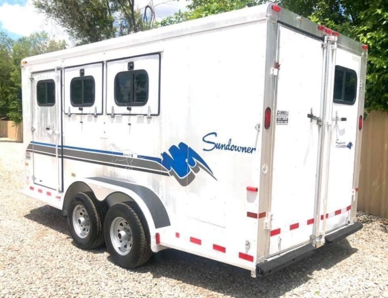 1998 Sundowner 3 Horse Slant Trailer – Dressing Room – Rear three-quarter view of a white three-horse slant trailer with blue graphics