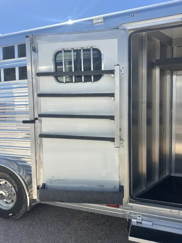 2020 Bloomer 4 Horse Stock Combo – Trainer Tack – Close-up of an open trailer door with blanket bars and mesh pocket
