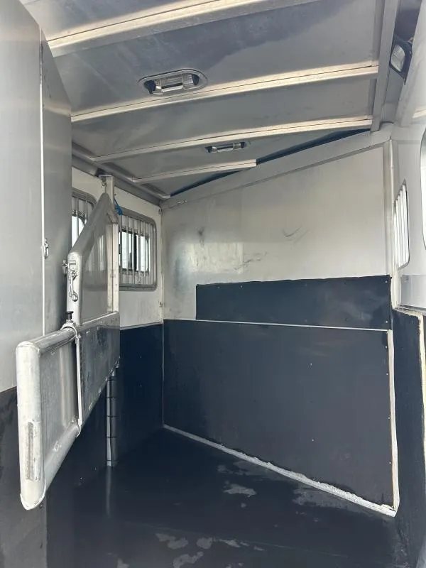 2007 Exiss SS-20 2 Horse Trailer – Collapsible Rear Tack – Inside the horse area looking toward the front partition and window