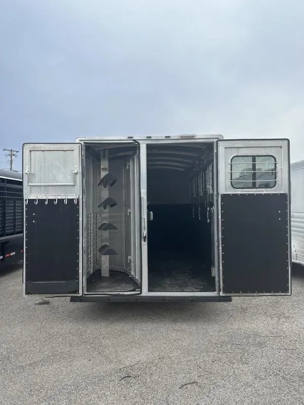 2004 Cherokee Trailers 4-Horse Gooseneck – Rear Tack – Rear view of the trailer with both double doors fully open showing interior