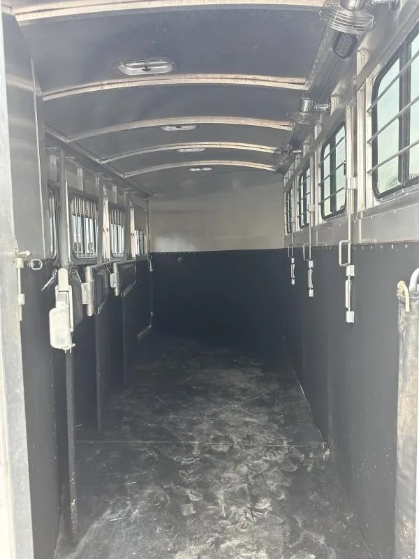 2004 Cherokee Trailers 4-Horse Gooseneck – Rear Tack – Empty horse stall area with rubber floor mats and side windows