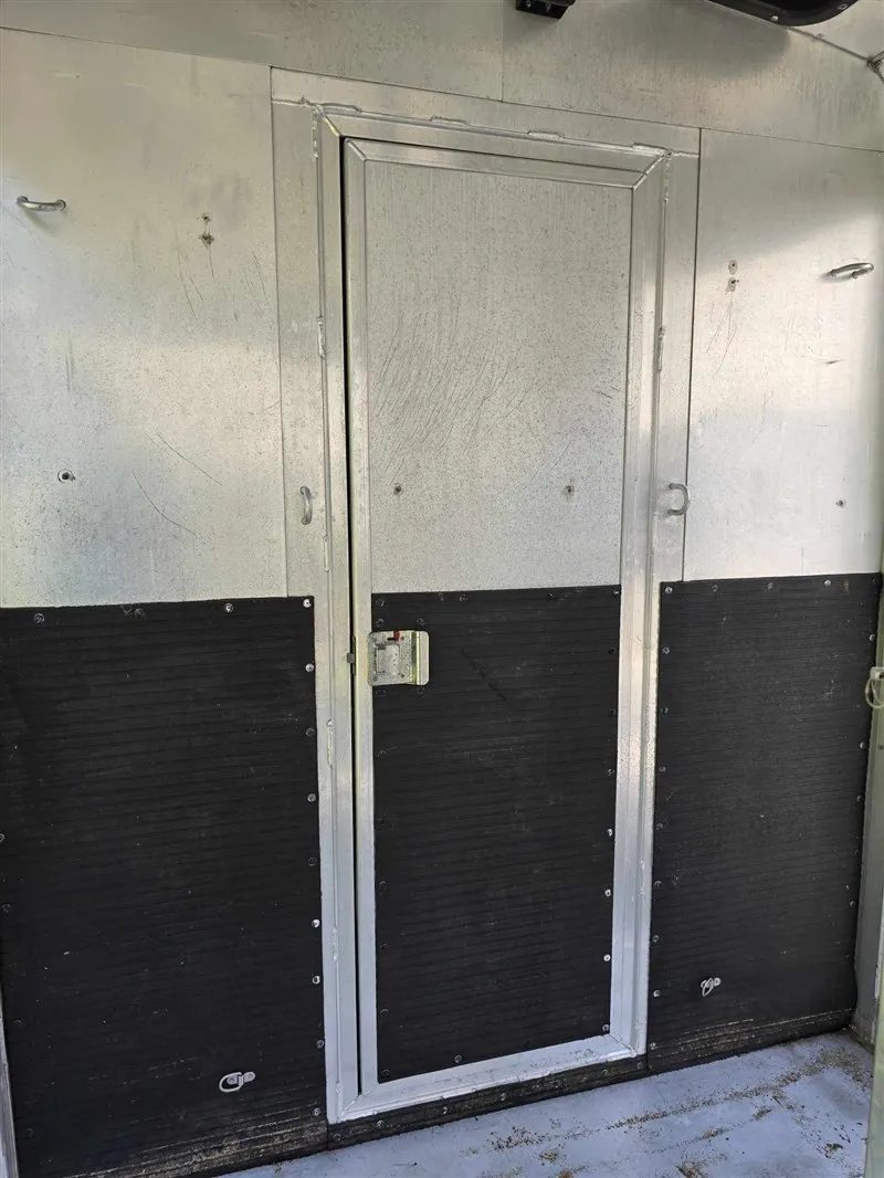 2000 C&C 2 Horse Gooseneck Trailer – Aluminum, Dressing Room – Internal access door between the horse area and the dressing room