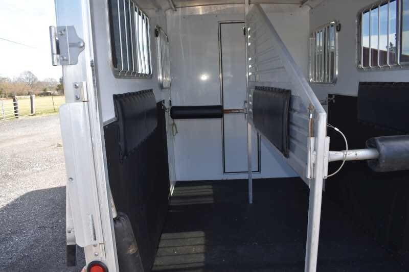 2005 Featherlite 2HST Horse Trailer – Walk-Through Dressing Room – Horse stall interior view from the rear entry looking forward