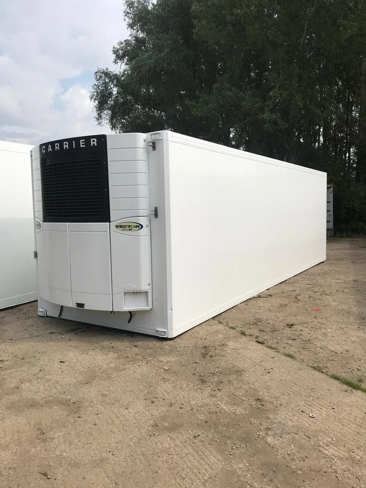 27ft–45ft Used Refrigerated Containers – Chiller & Freezer – three-quarter exterior view of white container with refrigeration unit