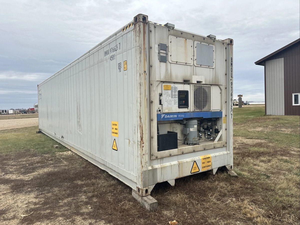 40ft Refrigerated Shipping Container – Daikin Cooling – Three-quarter exterior view of refrigerated container with refrigeration equipment visible