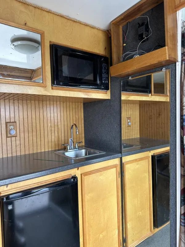 2004 Hart 3 Horse Gooseneck Trailer – Weekender Living Quarters – Close up of the kitchen sink, countertop and microwave in the trailer