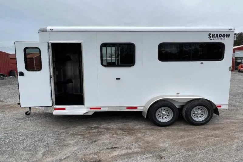 2023 Shadow 2HSSR 2 Horse Trailer – Extended Box – Opposite side profile of white horse trailer with front door open