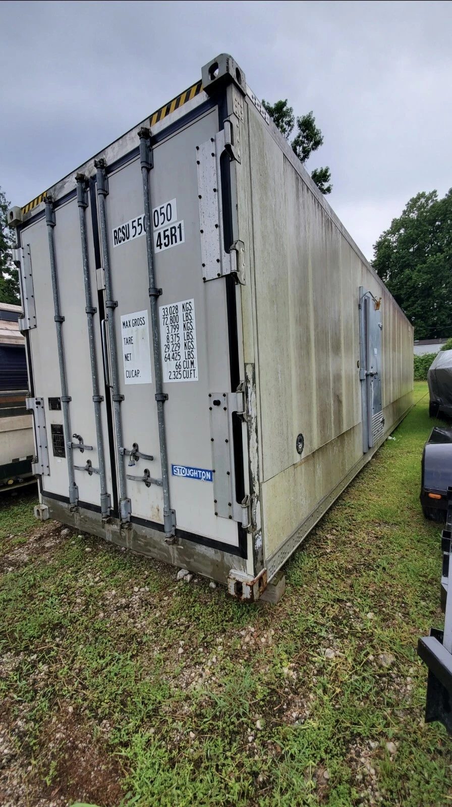 40ft As-Is Insulated Container – Electrical Connection – Weathered insulated container with closed cargo doors and a narrow side access door