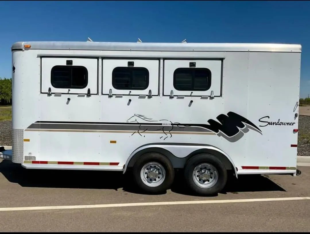 1999 Sundowner 3 Horse Trailer – Removable Rear Tack – Side view of the horse trailer with all three drop-down windows closed