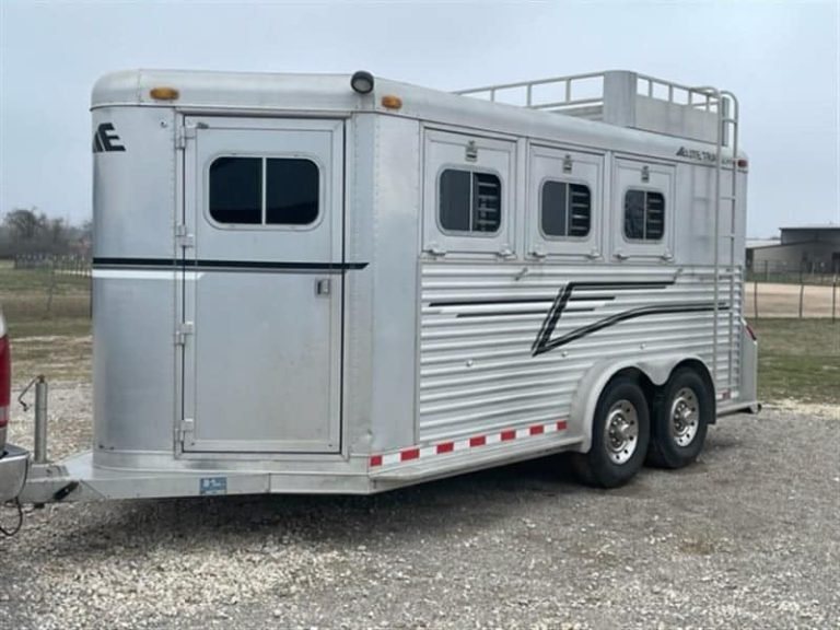 1999 Elite Custom 3 Horse Trailer – Rotating Saddle Rack – Side exterior view featuring the entry door and horse stall windows