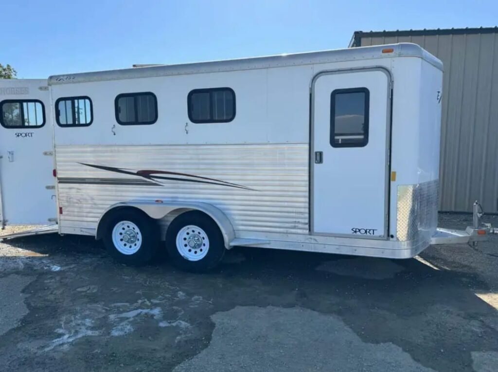 2008 Exiss Sport ES 30B 3 Horse Trailer – Slant Load – Full side view of a white and silver horse trailer with entry door