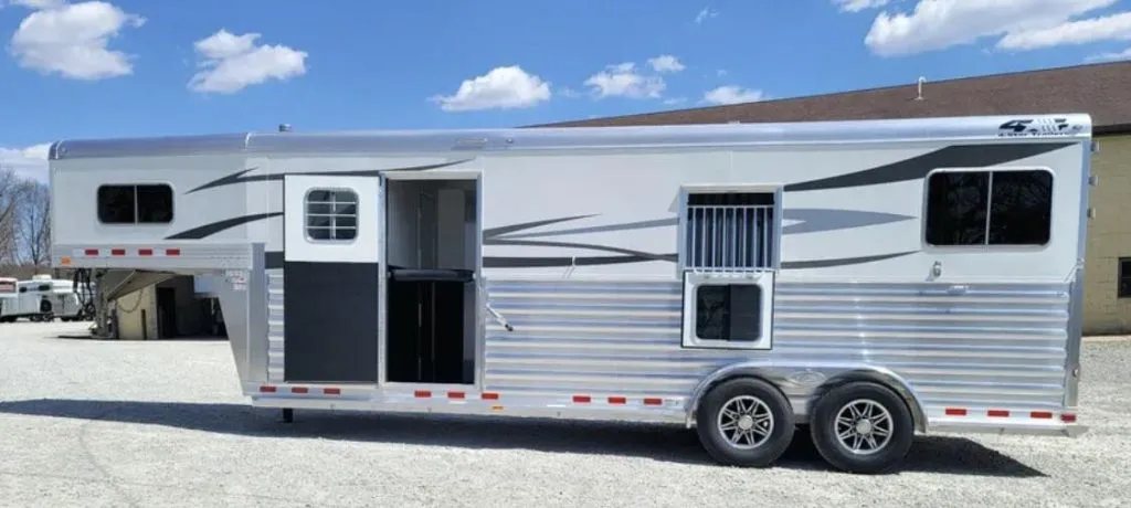 2023 4 Star 23 ft Horse Trailer – 2+1 Gooseneck – Full profile view of the white gooseneck trailer from the side