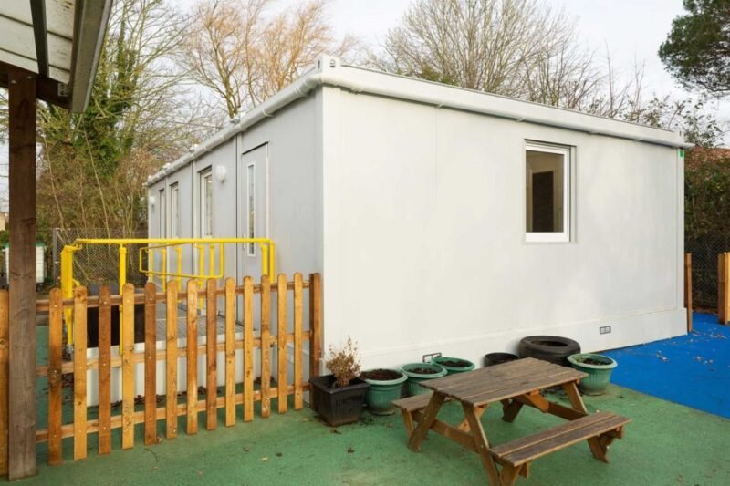 6-Bay Euro Modular Building – Reconfigurable Panels – Wide side angle showing the modular building located in a play area