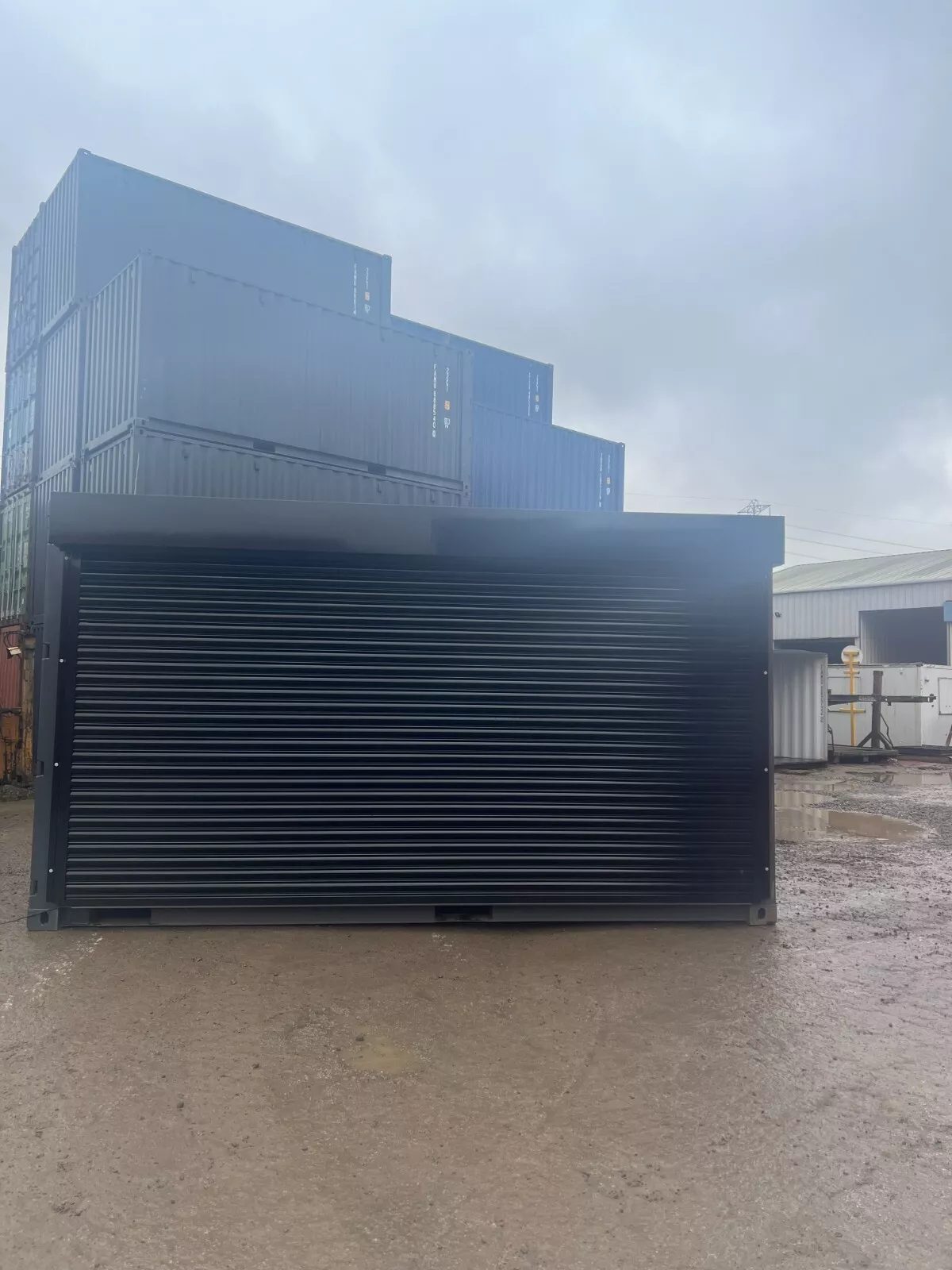 20ft One-Trip Shipping Container – Electric Roll-Up Side Door – front view of container with closed full-width roll-up door