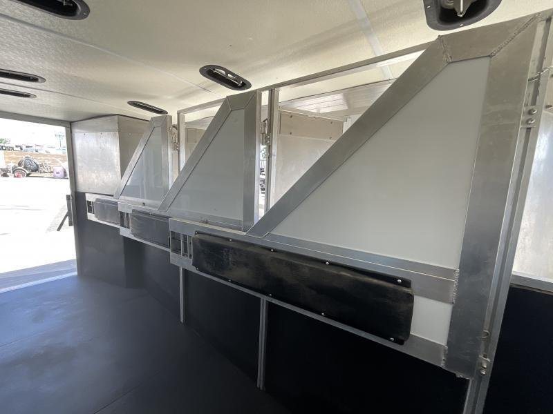 2005 Jamco 4 Horse Gooseneck Trailer – Blue, Air Suspension – Aluminum stall dividers inside the trailer horse area