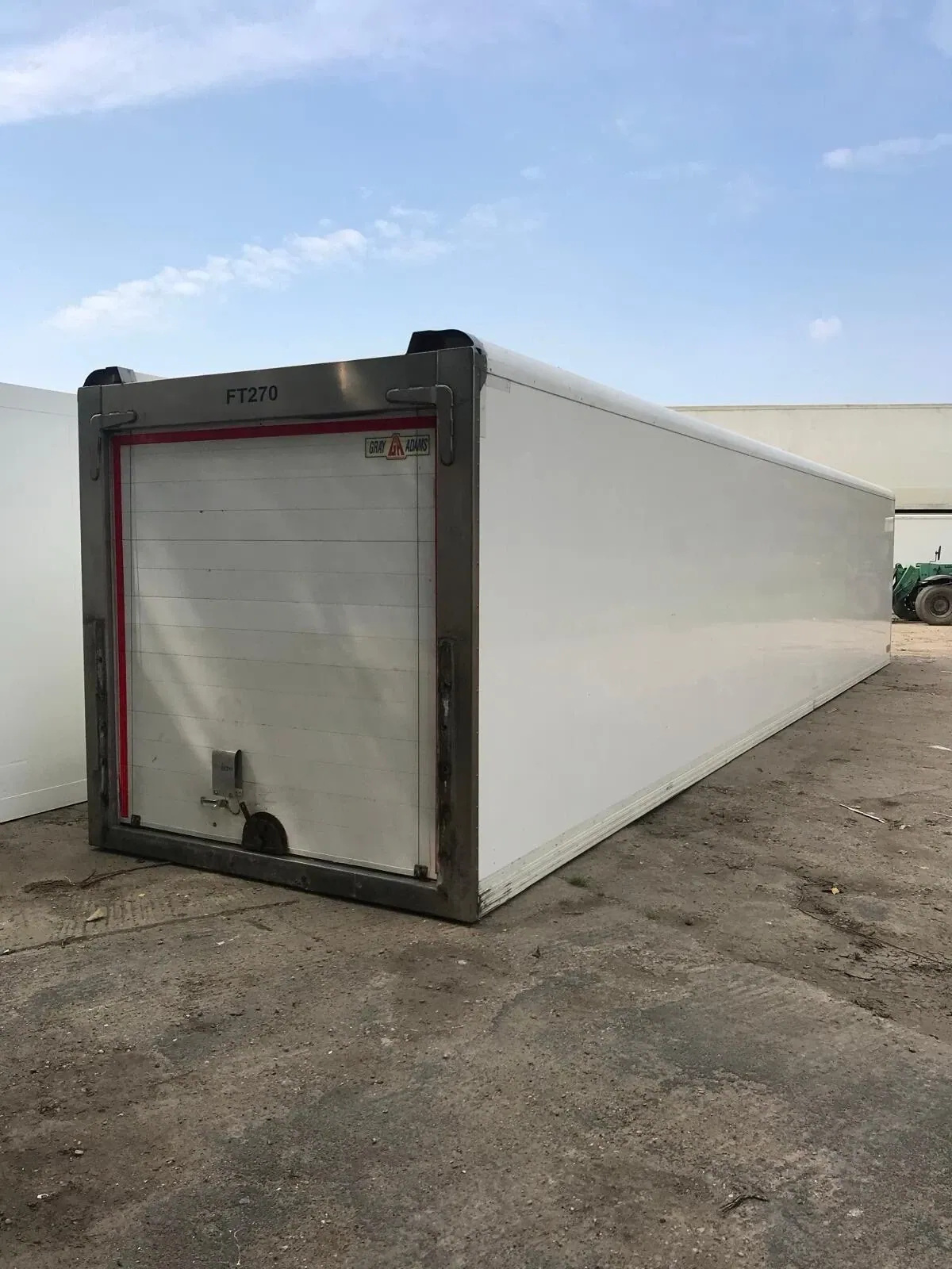 27ft–45ft Used Refrigerated Containers – Chiller & Freezer – three-quarter exterior view of white refrigerated unit with shutter closed