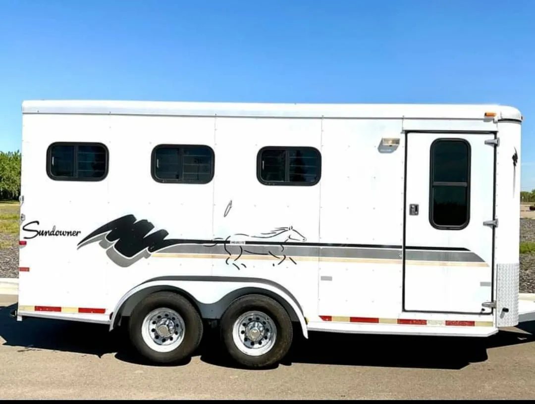 1999 Sundowner 3 Horse Trailer – Removable Rear Tack – Full passenger side view of the white trailer showing windows and entry