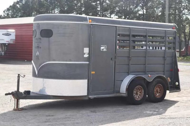 2007 WW 2HSL 2 Horse Trailer – Front Dressing Room – Three-quarter view from the front driver side of the grey horse trailer
