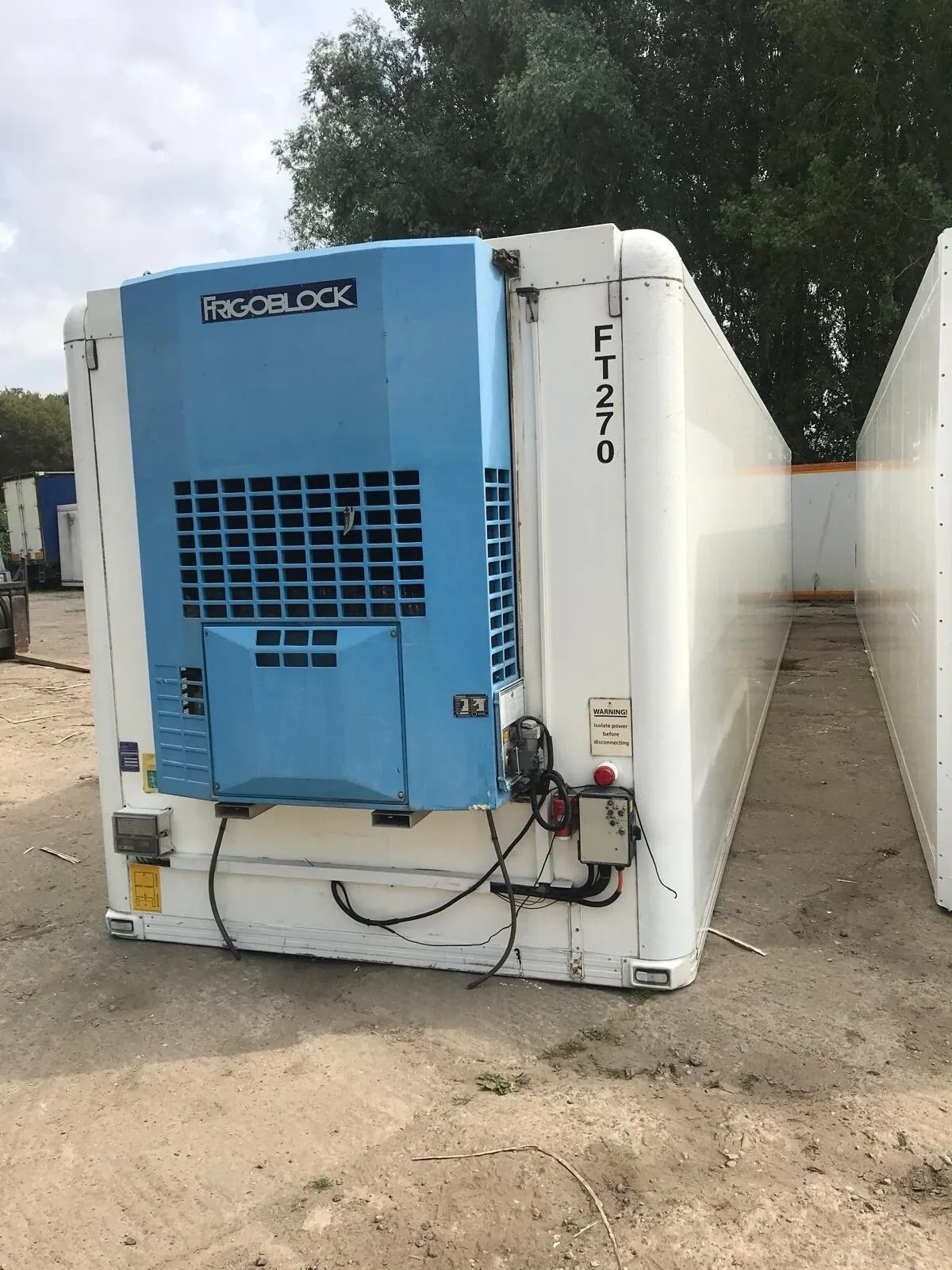 27ft–45ft Used Refrigerated Containers – Chiller & Freezer – White refrigerated container with blue front refrigeration equipment