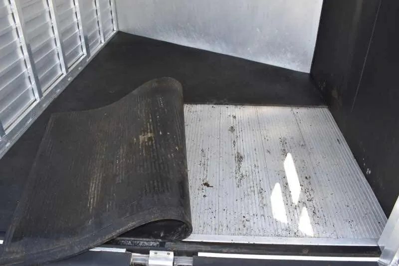 2014 Sundowner 2 Horse Gooseneck Trailer – Electric Jack – Close up of the aluminum trailer flooring with the rubber mat peeled back
