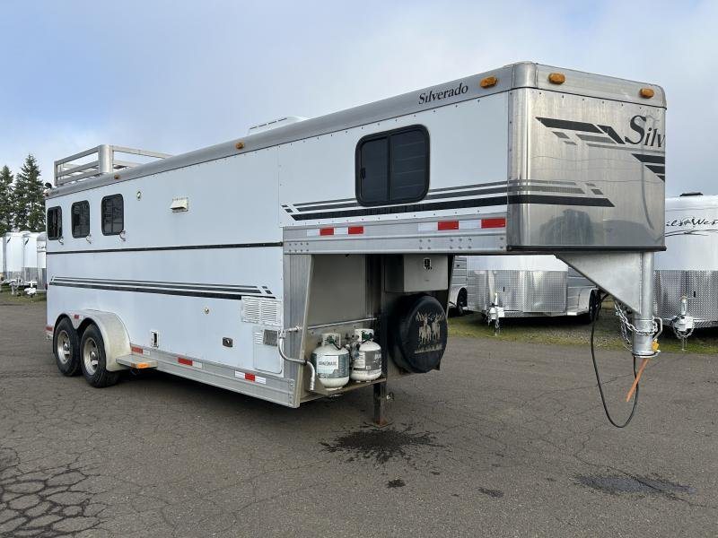 2002 Silverado 3 Horse Gooseneck Trailer – Wood Interior – A three-quarter exterior view of a white gooseneck horse trailer with propane tanks
