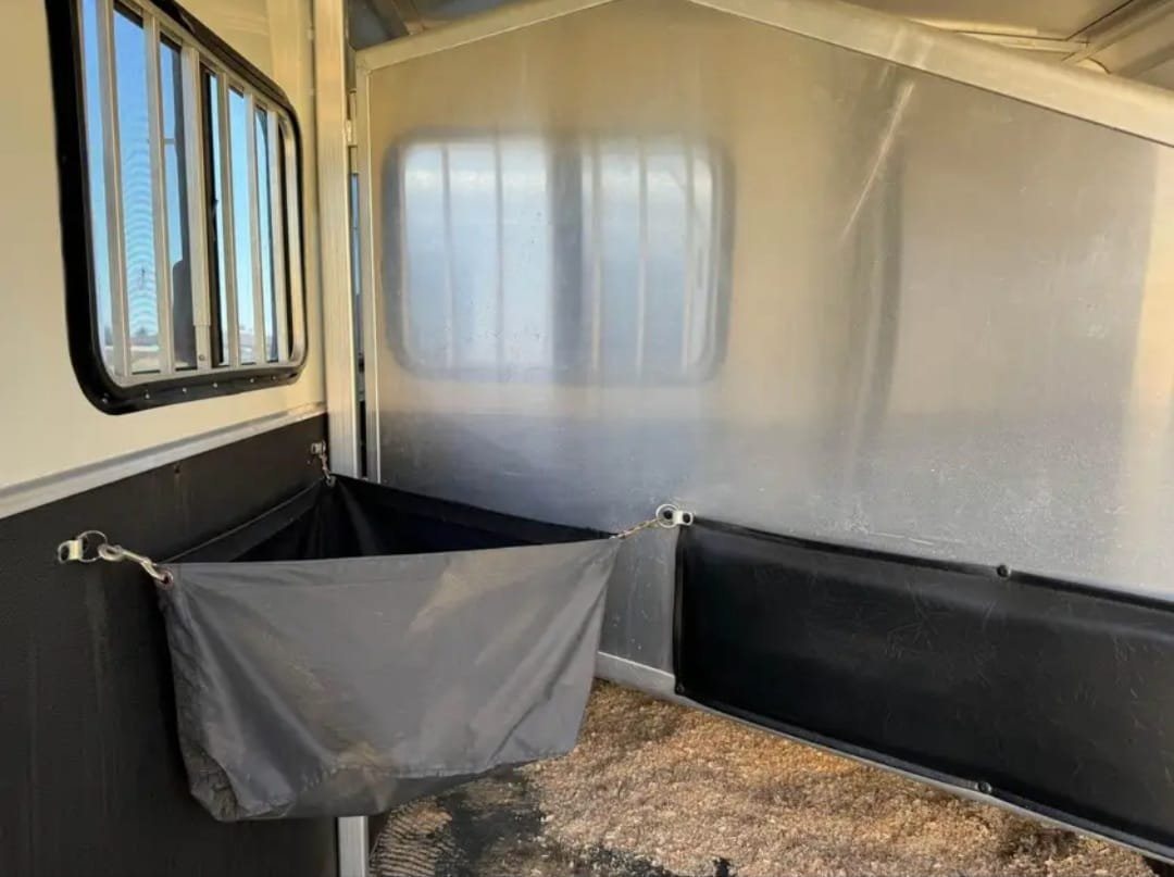2008 Exiss Sport ES 30B 3 Horse Trailer – Slant Load – Interior horse stall with aluminum divider, feed bag, and window with bars