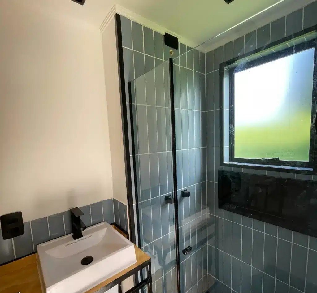 20ft Cozy Cabin Container Home – Kitchenette, Bath – Custom 20ft Cozy Cabin Container House — 20ft — new in new condition (5)