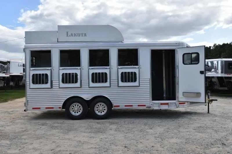 2018 Lakota 4 Horse Trailer – 2 ft Short Wall – Right side view of the trailer with the entry door open