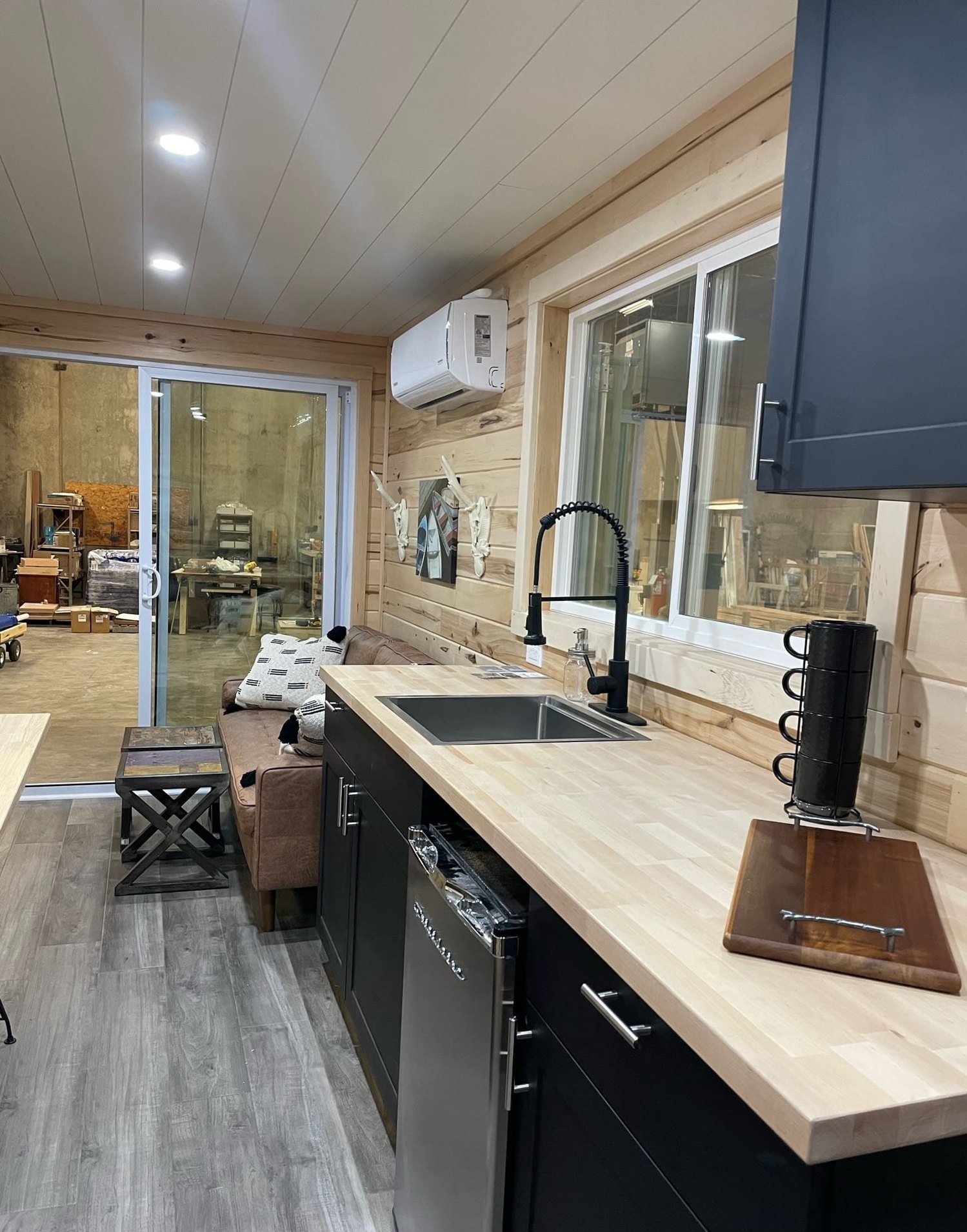 20ft Jack Container Cabin – Open Layout, Kitchenette & Bath – 20FT Jack Hunting Container Cabin | Off-Grid Container Home with Kitchen & Rooftop Deck — 20ft — new in new condition (7)