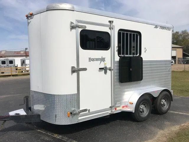 2010 Merhow 2 Horse Slant Trailer – Insulated Roof, Escape Door – Front three-quarter view of the trailer showing the nose and passenger side