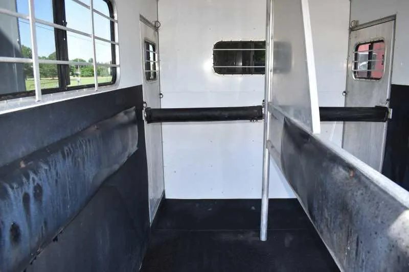 2000 Sundowner 2 Horse Gooseneck Trailer – Dressing Room – Interior horse stall area with padded dividers and rubber mats