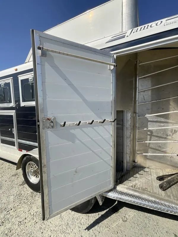 2005 Jamco 4 Horse Gooseneck Trailer – Blue, Air Suspension – Open tack room door with bridle hooks and a bar