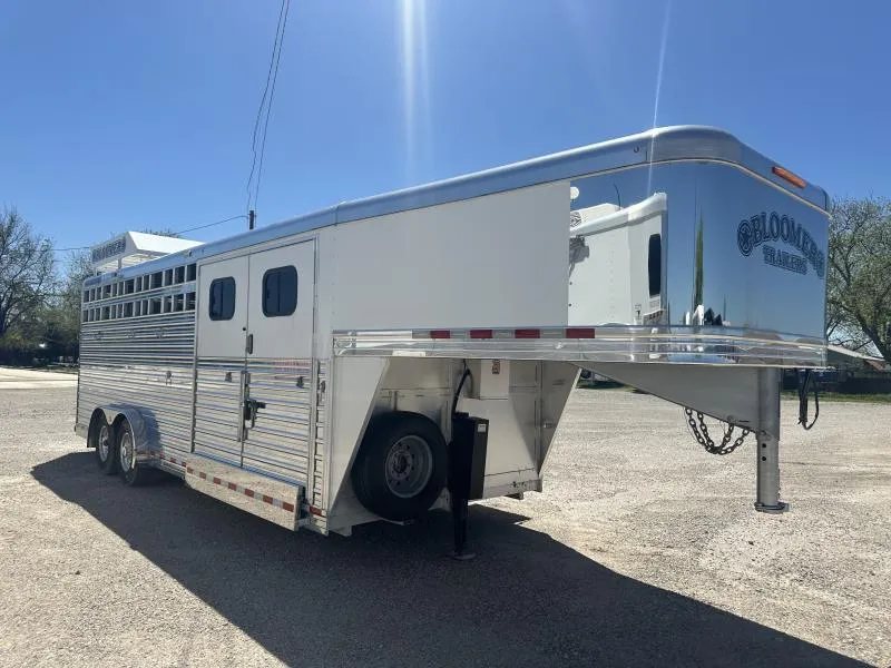2020 Bloomer 4 Horse Stock Combo – Trainer Tack – Full side view of the white gooseneck trailer against a clear blue sky