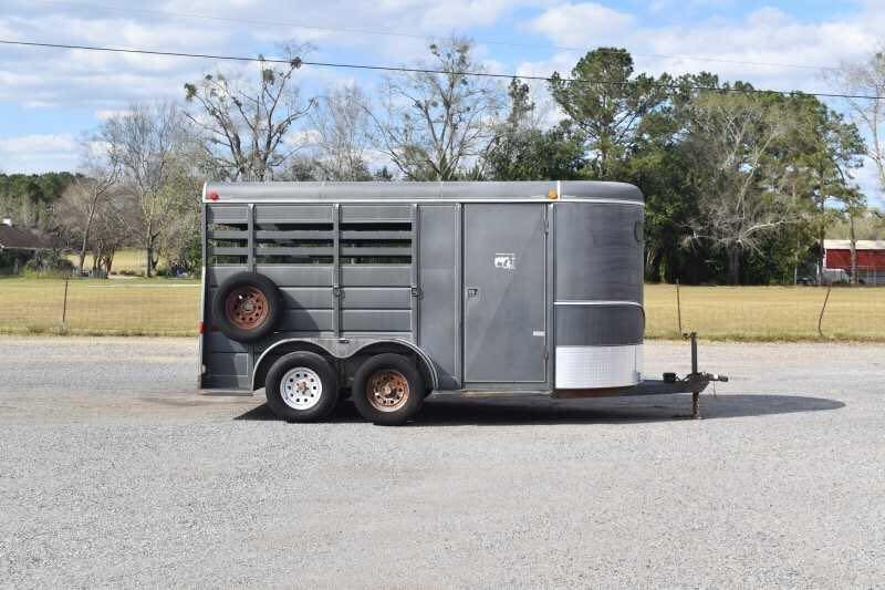 2007 WW 2HSL 2 Horse Trailer – Front Dressing Room – Passenger side profile view of a grey trailer with a spare tire mounted