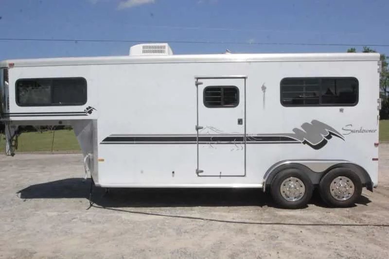 1999 Sundowner 20 ft Horse Trailer – Weekender – Flat side profile of the white horse trailer against a clear sky