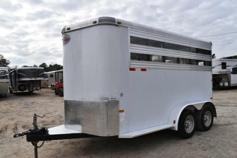 2005 Sundowner 2 Horse Trailer – Sunlite Straight Load – Front three-quarter view of a white two-horse trailer on gravel
