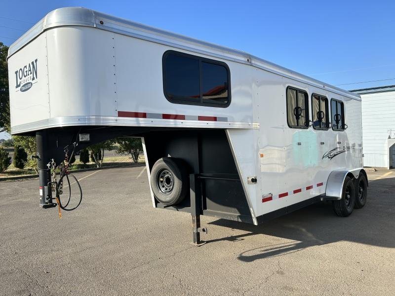 2022 Logan Coach Crossfire 3 Horse Trailer – Swing-Out Saddle Rack – Front three-quarter view of a white gooseneck horse trailer showing drop-down windows