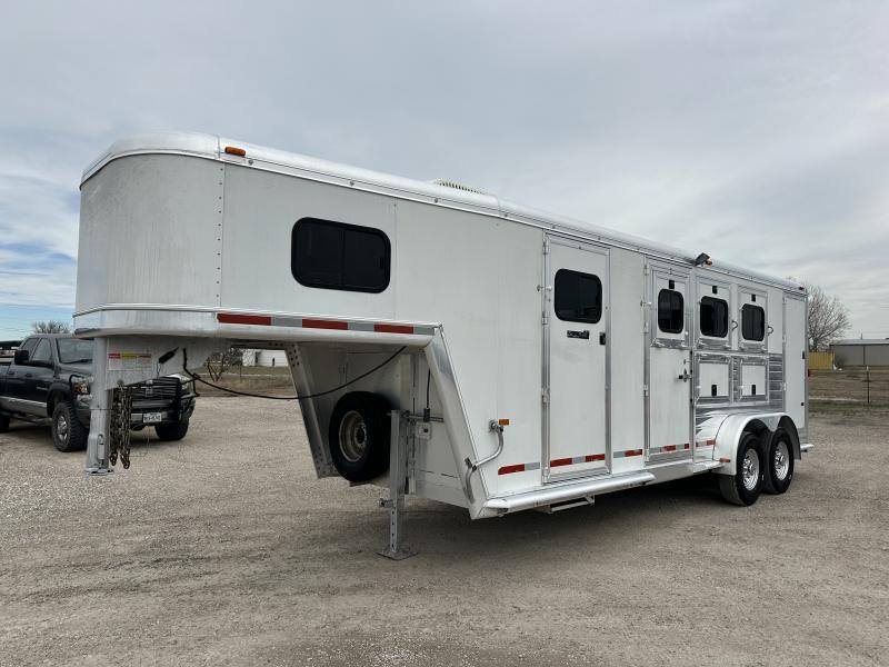 2004 Hart 3 Horse Gooseneck Trailer – Weekender Living Quarters – A three-quarter exterior view of a white gooseneck horse trailer on gravel