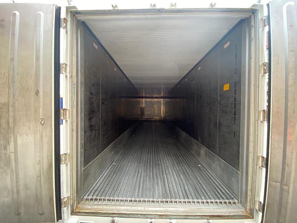40ft High Cube Reefer Container – Integrated Temperature Logging – empty refrigerated container interior with ribbed floor and open doors