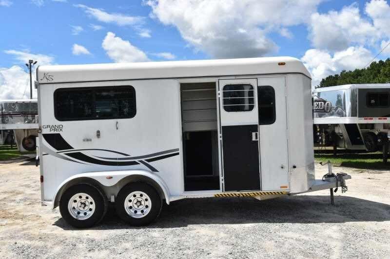 2002 Kiefer Built 2 Horse Bumper Pull – Dressing Room – Right side profile of trailer with side access door open